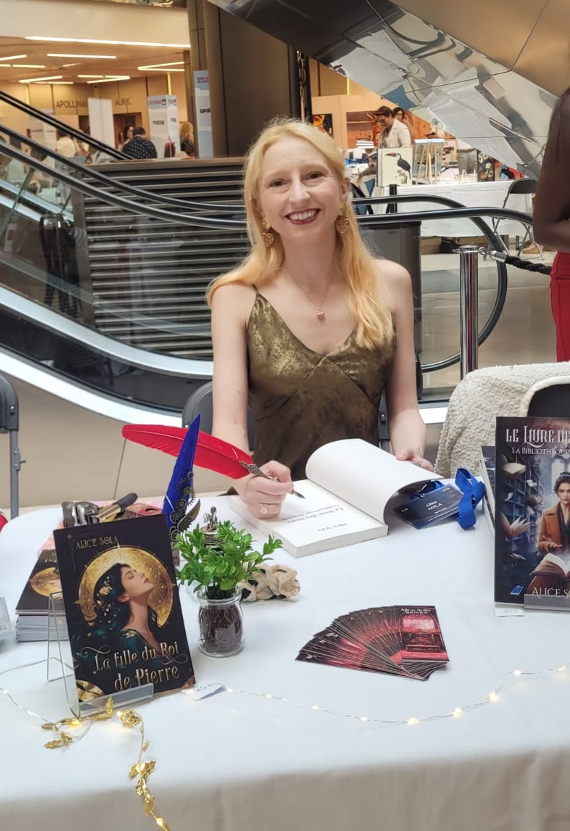 Alice Sola lors d’une séance de dédicace